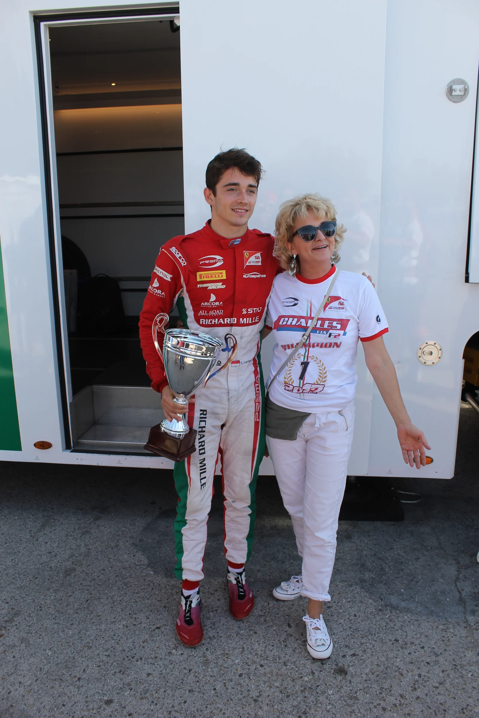 Charles Leclerc alături de mama sa după câștigarea titlului F2 la Jerez în 2017