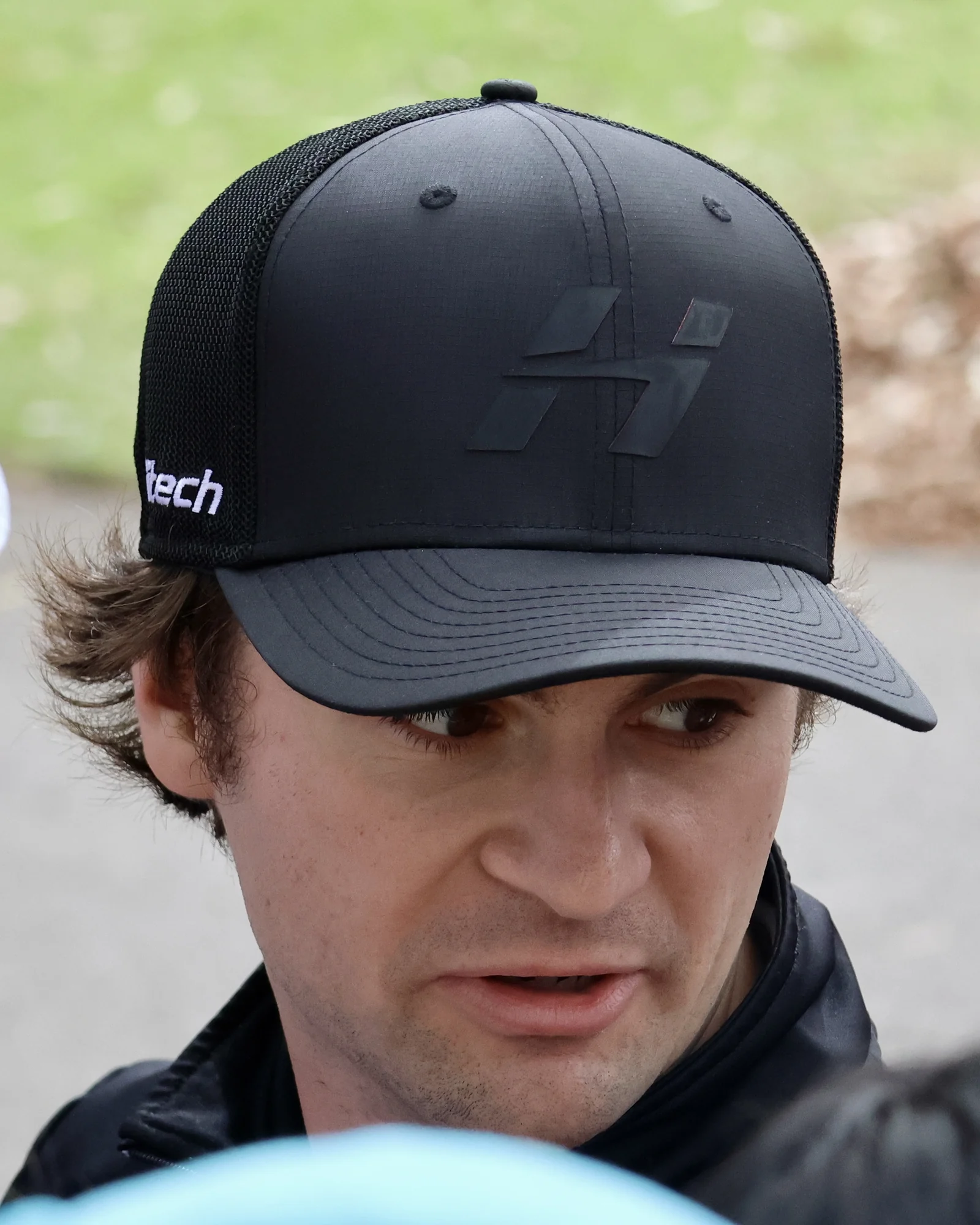 Colton Herta la Melbourne Walk în martie 2026, purtând șapca Hitech
