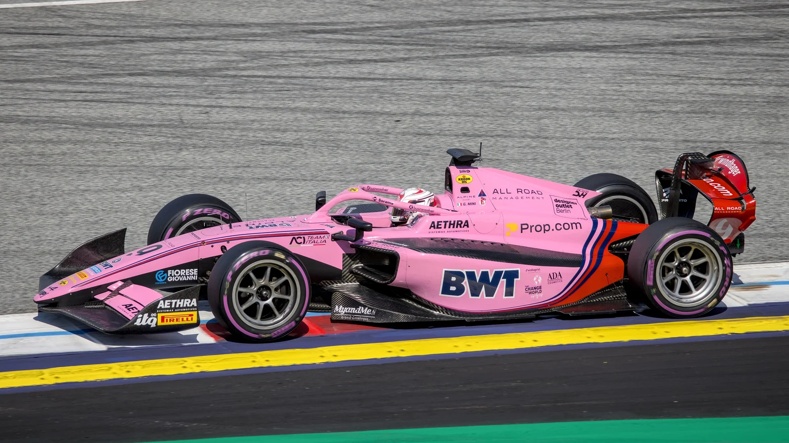Gabriele Minì în monopostul MP Motorsport cu numărul 9 în Formula 2 la Red Bull Ring în 2026