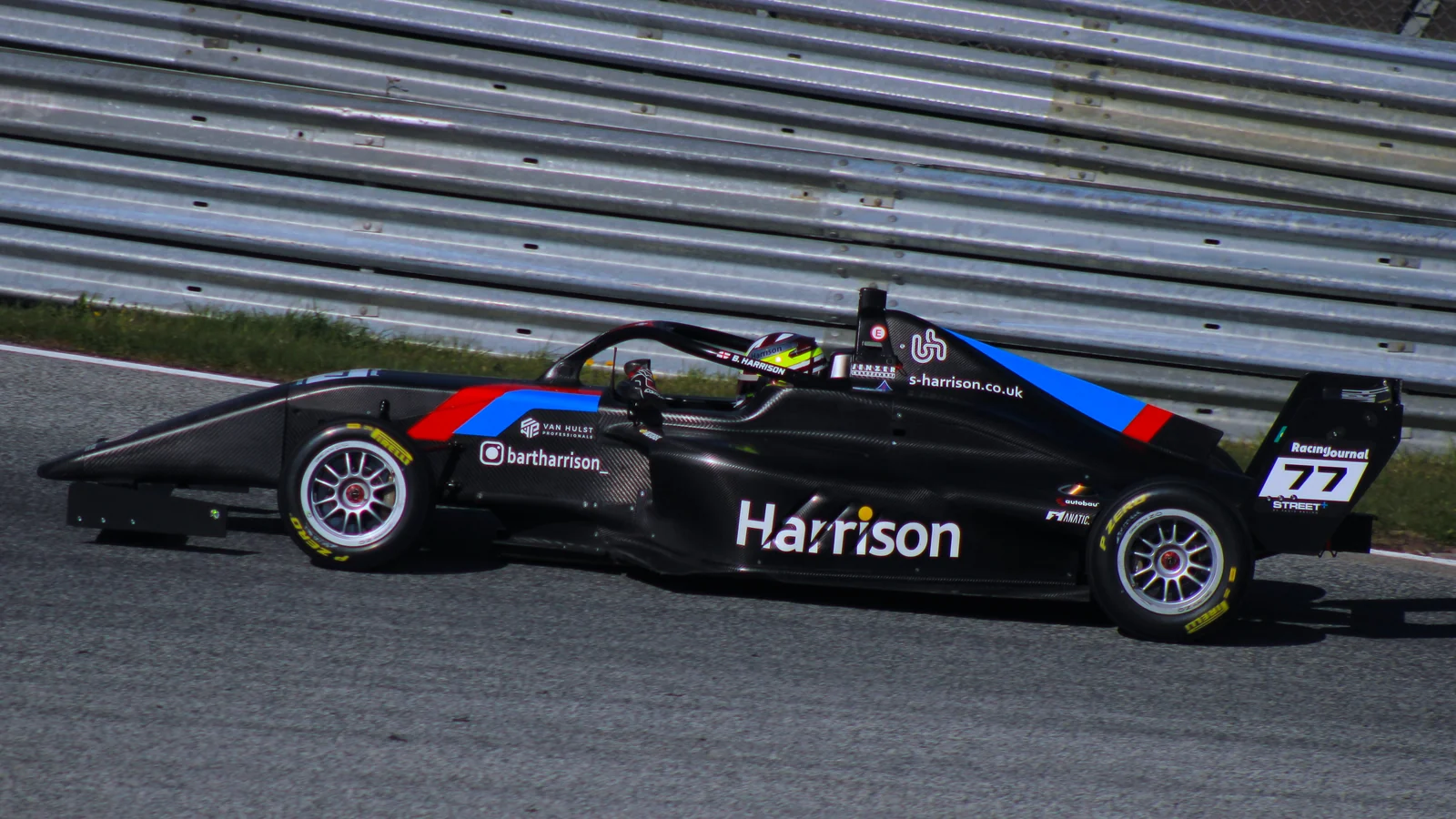 Monopostul negru cu numărul 77 al lui Bart Harrison în Formula 4 CEZ la Spielberg.