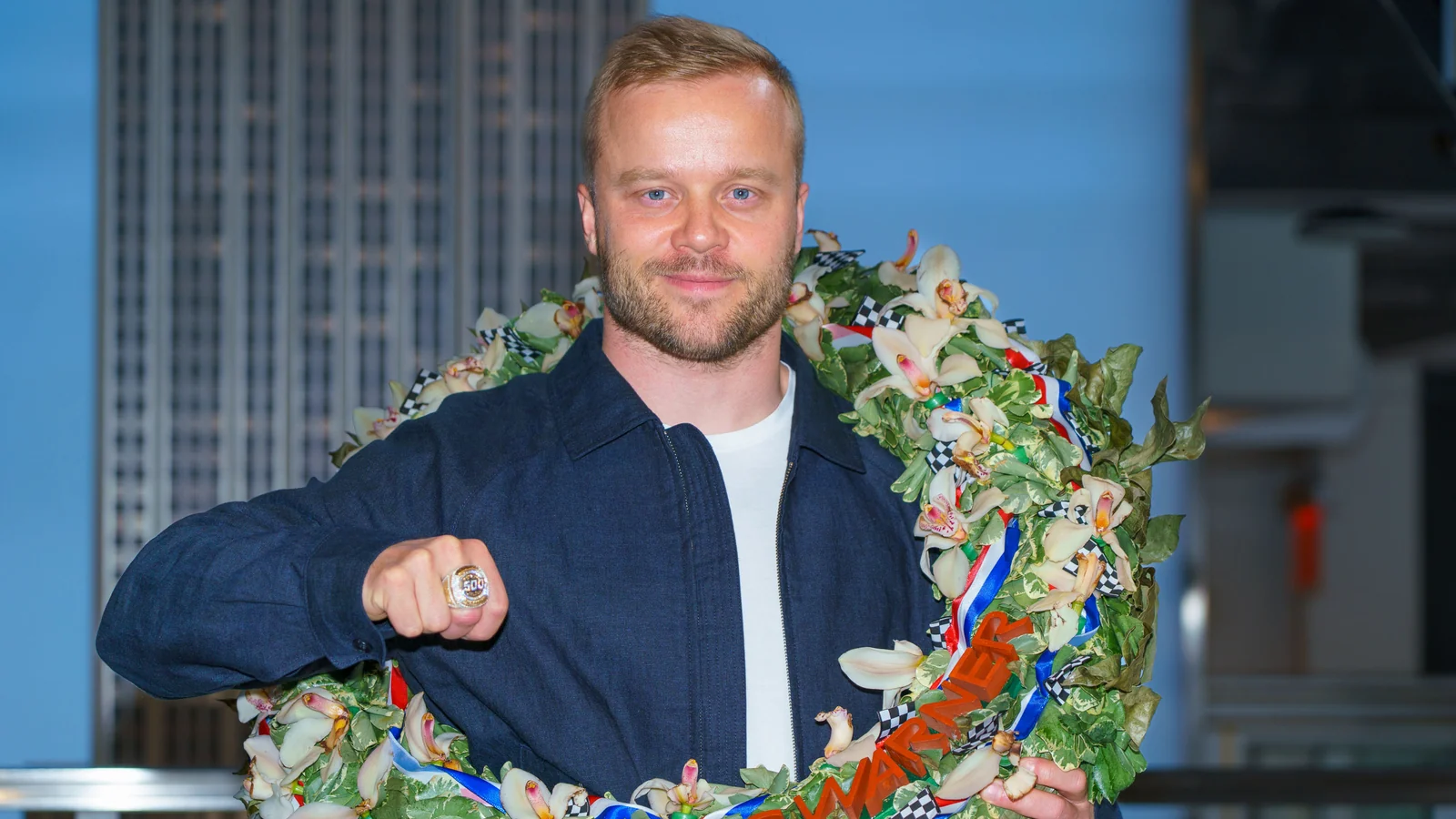 Felix Rosenqvist poartă o coroană de învingător și arată un inel la Indianapolis.