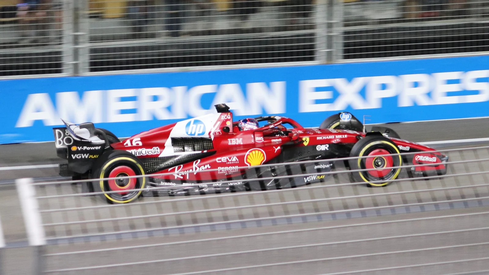 Charles Leclerc în monopostul Ferrari pe circuitul stradal din Singapore, în FP2 din 2025.