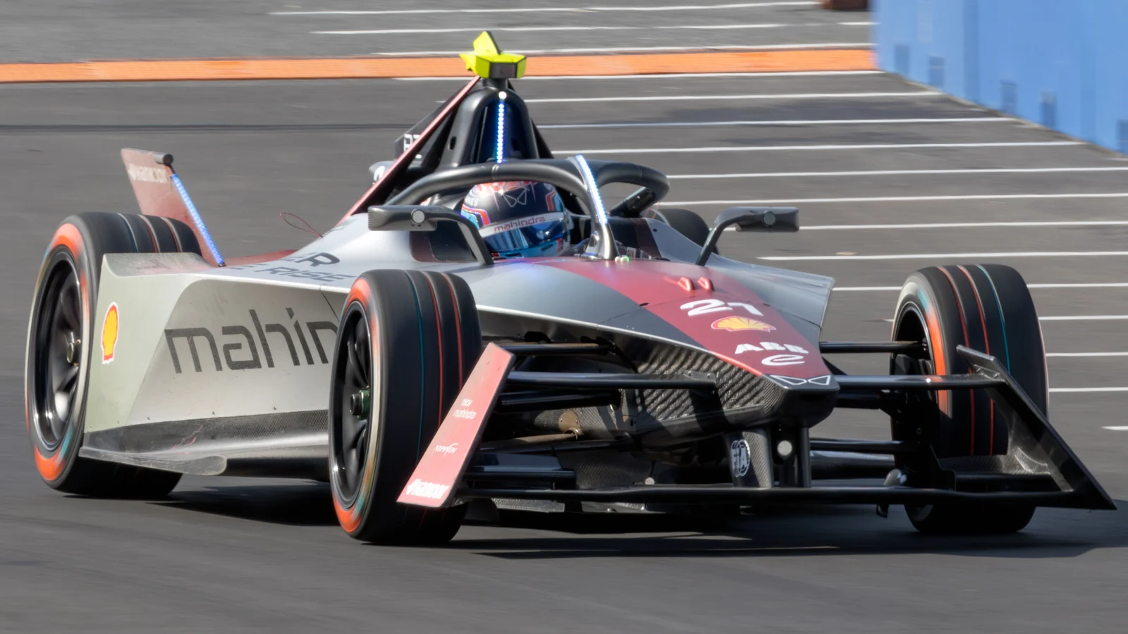Nyck de Vries’s Mahindra on the Tokyo street circuit in 2024.
