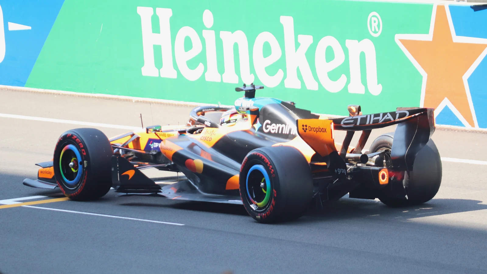 Oscar Piastri în McLaren MCL40, FP1 la Shanghai, 13 martie 2026. Fotografie de arhivă; nu prezintă o sesiune de la Austin.