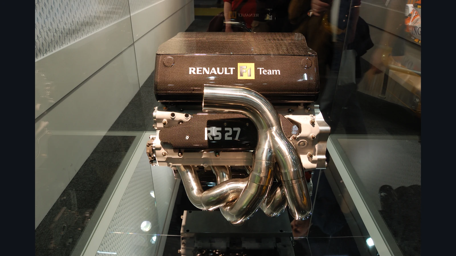 Motor Renault RS27 V8 expus la Viena, 19 ianuarie 2008. Fotografie istorică; nu reprezintă viitorul motor propus pentru Formula 1.