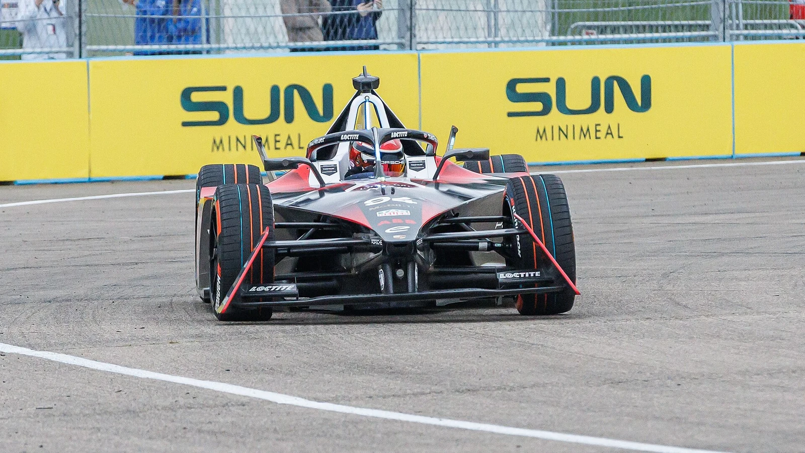 Pascal Wehrlein driving his Porsche at the 2024 Berlin E-Prix