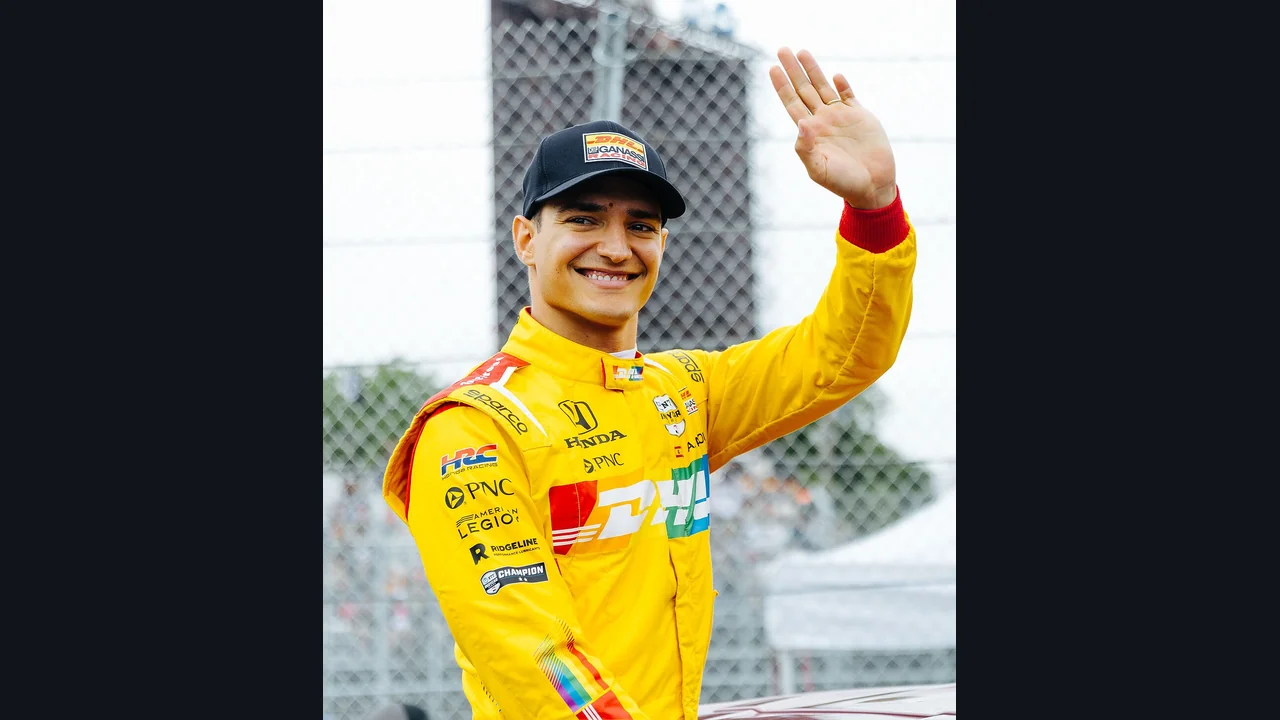 Alex Palou salută la Detroit Grand Prix, fotografie de arhivă din 2024.